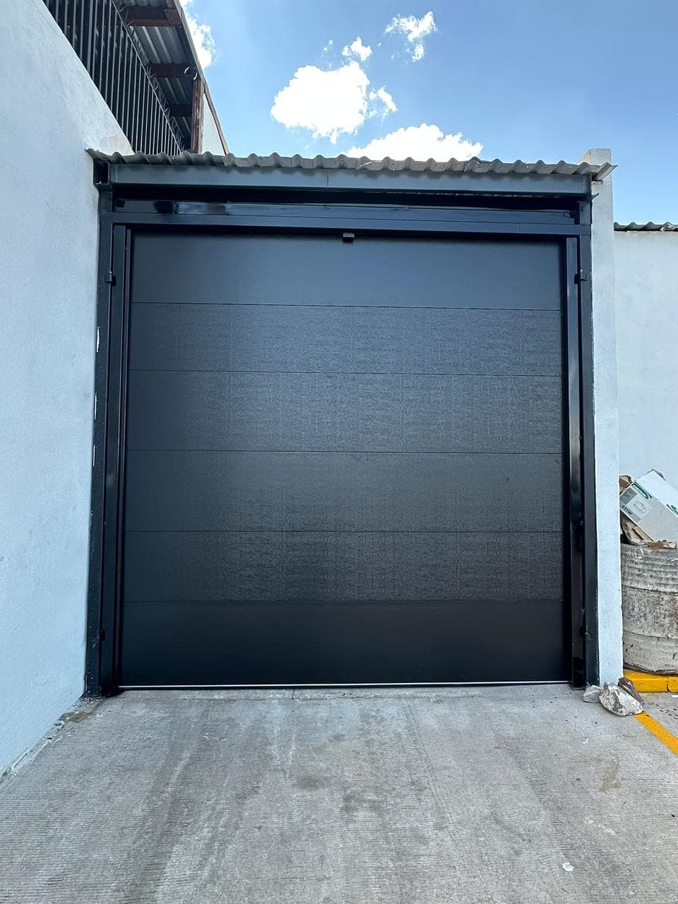 Portón liso negro