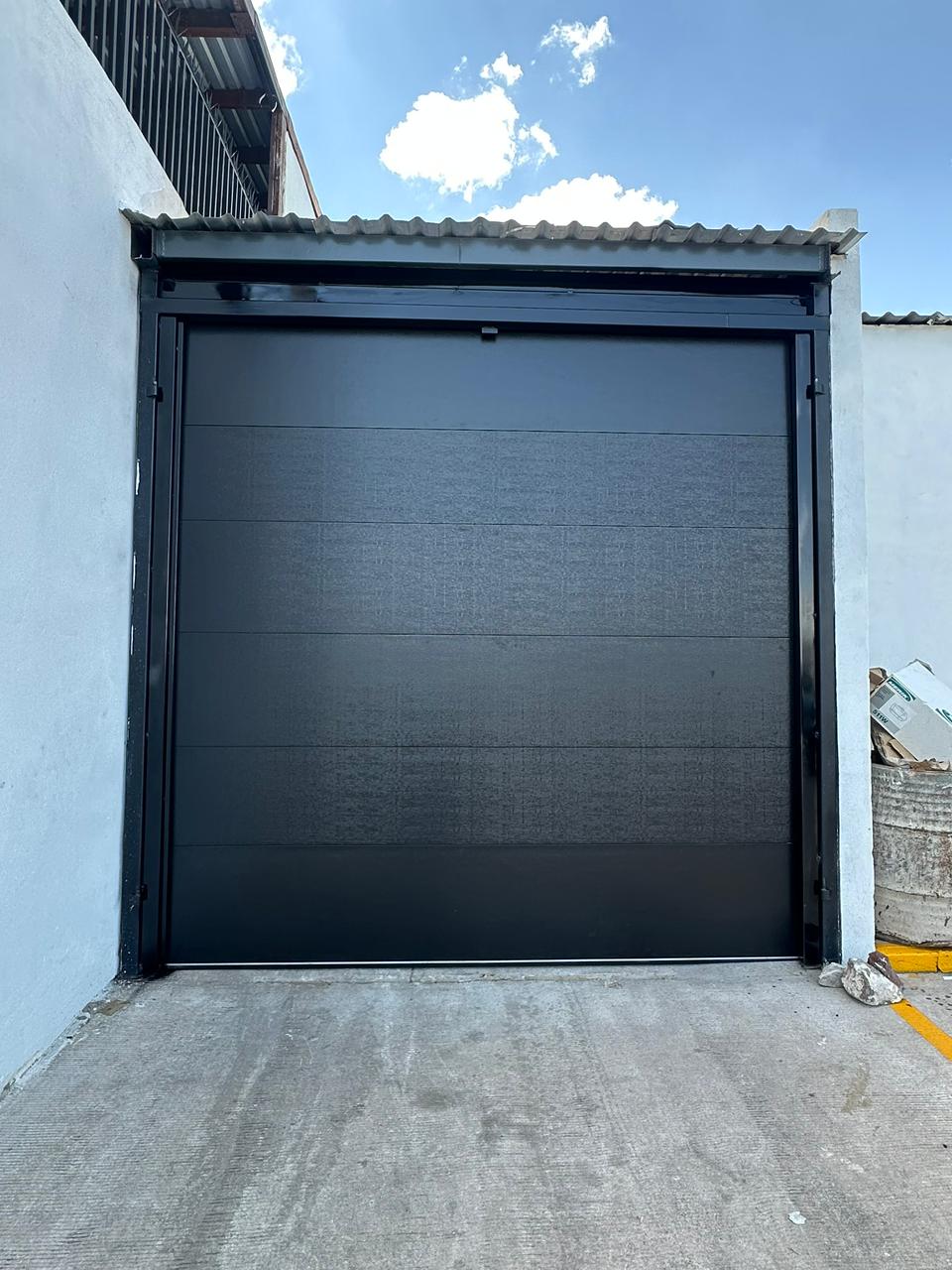 Portón liso negro